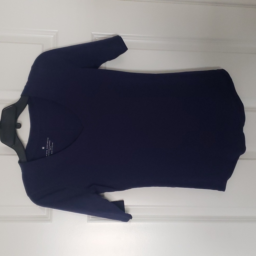BANANA REPUBLIC T-SHIRT IN SIZE SMALL
